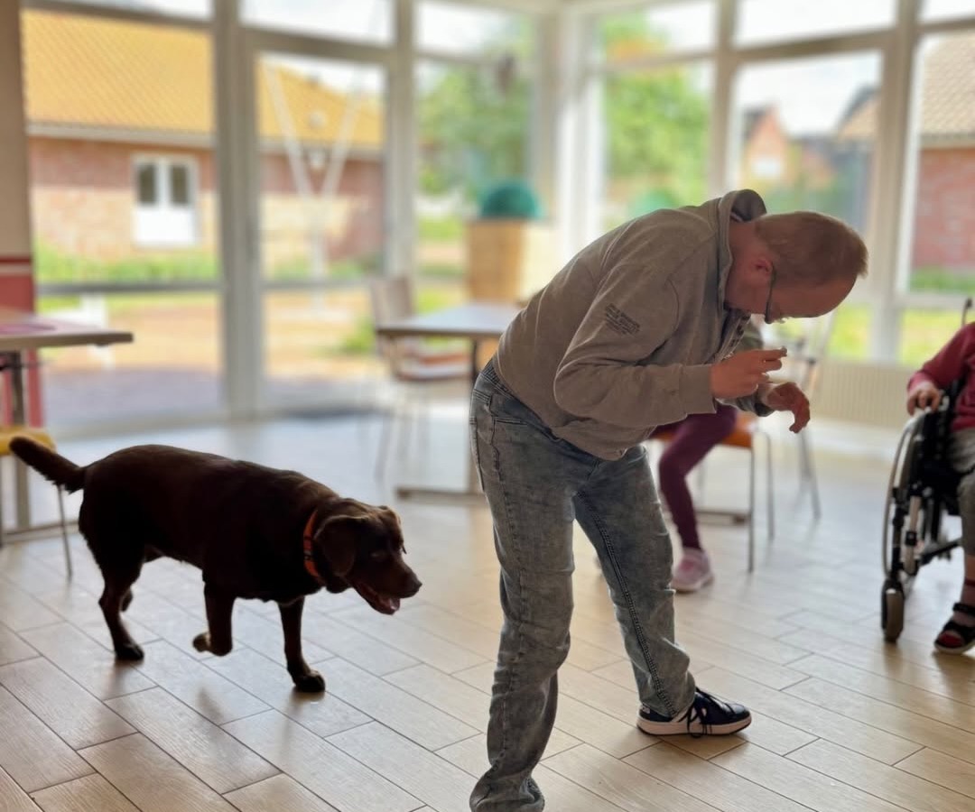 Hund Freddie bei der tiergestützten Therapie im Haus am Mühlenteich